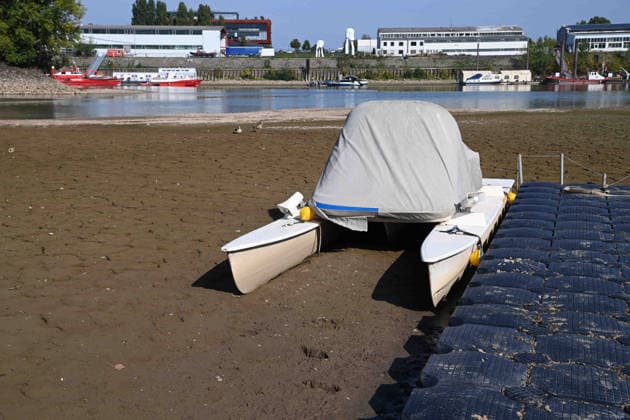 Low water levels in the Port of Düsseldorf have exposed a large sandbar; rocks and sand on the shore; Harbor Basin A; a motorboat and a catamaran on the bottom; Düsseldorf, October 5, 2026,