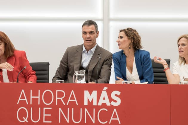 Sánchez Chairs the Meeting of the PSOE’s Federal Executive Committee The Prime Minister and Secretary-General of the PSOE, Pedro Sánchez, and the Secretary-General of the PSOE-A and Socialist parliamentary spokesperson, María Jesús Montero, during the meeting of the PSOE’s Federal Executive Committee (CEF) at the PSOE headquarters in Ferraz on October 5, 2026, in Madrid, Spain. Sánchez announced today that he is dissolving Parliament and calling for general elections on November 29. OCTOBER 5, 2026 Diego Radamé Madrid, Madrid, Spain  Copyright: xDiegoxRadamÃ sx 7822977