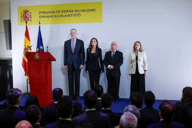 King Felipe VI (L), Queen Letizia (2L) and the Spanish Ambassador to Finland Manuel Montobbio de Balanzo (2R) during a reception for representatives of the Spanish community residing in Finland, at the Spanish Embassy in Helsinki, Finland, 5 October 2026. Spanish King and Queen visit Finland !ACHTUNG: NUR REDAKTIONELLE NUTZUNG!  Copyright: xJ.xJ.xGuillénx GRAF521 20261005-55021596837_1