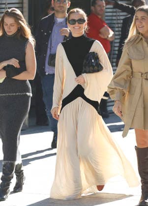 Zoey Deutch at the Zimmermann Women s Ready-to-Wear Spring Summer 2027 Collection fashion show during Paris Fashion Week on October 5, 2026. Christophe Aubert, Bestimage. Celebrities at the Zimmermann Women s Ready-to-Wear Spring Summer 2027 Collection fashion show during Paris Fashion Week, on October 5, 2026, Paris, France Copyright: xChristophexAubertx xBestimagexChristophexAubertx xBestimagex