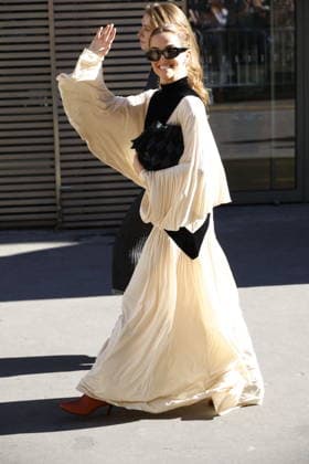 Zoey Deutch at the Zimmermann Women s Ready-to-Wear Spring Summer 2027 Collection fashion show during Paris Fashion Week on October 5, 2026. Christophe Aubert, Bestimage. Celebrities at the Zimmermann Women s Ready-to-Wear Spring Summer 2027 Collection fashion show during Paris Fashion Week, on October 5, 2026, Paris, France  Copyright: xChristophexAubertx xBestimagexChristophexAubertx xBestimagex