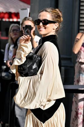 PFW Zimmermann Outside Arrivals Zoey Deutch arriving at Zimmermann show during Paris Fashion Week, in Paris, France on 5 October 2026. Photo by Julien Reynaud APS-Medias ABACAPRESS.COM Paris France  Copyright: xReynaudxJulien APS-Medias ABACAx