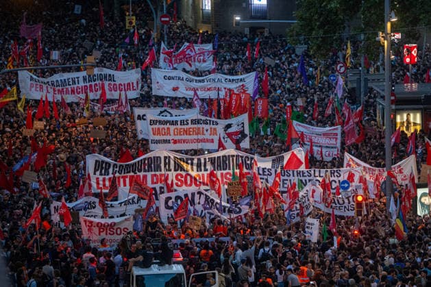 Sindicat de Llogateres Rally in Barcelona for the Right to Housing: Hundreds of people at a housing rally organized by the Sindicat de Llogateres on October 5, 2026, in Barcelona, Catalonia, Spain. The Tenants’ Union organized a demonstration this afternoon for the right to housing after it was postponed from last Saturday due to rain. OCTOBER 5, 2026 Lorena Sopê Barcelona Catalonia Barcelona Catalonia Spain  Copyright: xLorenaxSopÃªnax 7823166