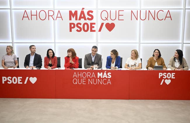 Spanish Prime Minister Pedro Sanchez announces early elections for November 29 MADRID, SPAIN - OCTOBER 05: Spanish Prime Minister Pedro Sanchez (C) leads a meeting of the Federal Executive Board of the Spanish Socialist Workers Party (PSOE) at the party s headquarters in Madrid, Spain on October 05, 2026, following the decision to hold early general elections. Burak Akbulut Anadolu Madrid Spain. Editorial use only. Please get in touch for any other usage.  Copyright: x2026xAnadoluxBurakxAkbulutx