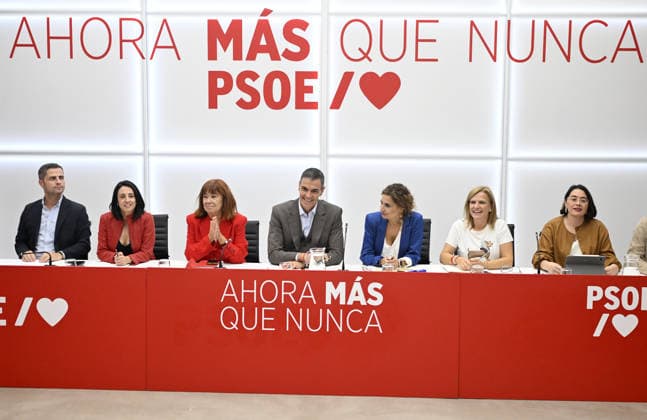Spanish Prime Minister Pedro Sanchez announces early elections for November 29 MADRID, SPAIN - OCTOBER 05: Spanish Prime Minister Pedro Sanchez (C) leads a meeting of the Federal Executive Board of the Spanish Socialist Workers Party (PSOE) at the party s headquarters in Madrid, Spain on October 05, 2026, following the decision to hold early general elections. Burak Akbulut Anadolu Madrid Spain. Editorial use only. Please get in touch for any other usage.  Copyright: x2026xAnadoluxBurakxAkbulutx