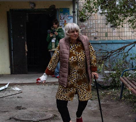 Russian missile attack on Ukraine s Kharkiv KHARKIV, UKRAINE - OCTOBER 5: Civilians are seen as firefighters and emergency service workers operate at the site of a residential building struck by a guided bomb in Kharkiv, Ukraine on October 5, 2026. A guided bomb hit a residential building, killing at least two people and injuring over 30 others. The strike destroyed several parked vehicles and damaged more than 40 surrounding houses, with search, rescue, and cleanup operations ongoing by police, firefighters, and volunteers. Carlo Bravo Anadolu Kharkiv Ukraine. Editorial use only. Please get in touch for any other usage. Copyright: x2026xAnadoluxCarloxBravox
