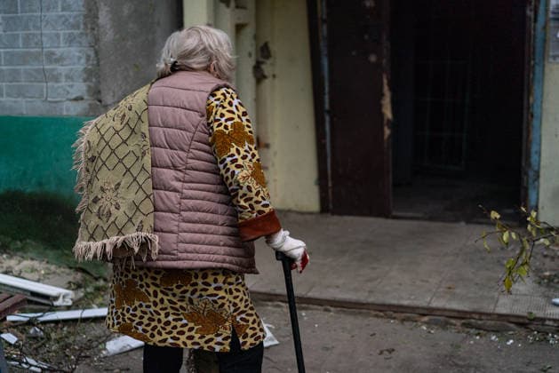 Russian missile attack on Ukraine s Kharkiv KHARKIV, UKRAINE - OCTOBER 5: Civilians are seen as firefighters and emergency service workers operate at the site of a residential building struck by a guided bomb in Kharkiv, Ukraine on October 5, 2026. A guided bomb hit a residential building, killing at least two people and injuring over 30 others. The strike destroyed several parked vehicles and damaged more than 40 surrounding houses, with search, rescue, and cleanup operations ongoing by police, firefighters, and volunteers. Carlo Bravo Anadolu Kharkiv Ukraine. Editorial use only. Please get in touch for any other usage. Copyright: x2026xAnadoluxCarloxBravox