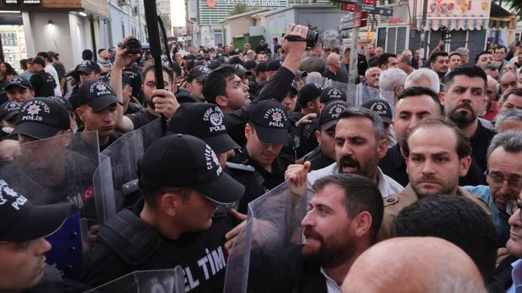 Police block protest march over political defections in Izmir IZMIR, TURKEY, OCTOBER 5, 2026: Police officers block demonstrators during a protest organized by the Izmir Labor and Democracy Forces on Cyprus Martyrs Street against the transfer of elected mayors to the ruling AKP and amid claims that Izmir Mayor Cemil Tugay could also join the party. After negotiations with police, demonstrators proceeded toward the Turkan Saylan Cultural Center under restrictions on banners and slogans, where the Izmir Bar Association issued a statement criticizing political party defections and their impact on voters electoral choices. Ä°zmir Türkiye Copyright: x xTurgayxKilicx xJNAxPressx