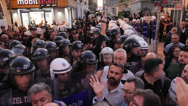 Police block protest march over political defections in Izmir IZMIR, TURKEY, OCTOBER 5, 2026: Police officers block demonstrators during a protest organized by the Izmir Labor and Democracy Forces on Cyprus Martyrs Street against the transfer of elected mayors to the ruling AKP and amid claims that Izmir Mayor Cemil Tugay could also join the party. After negotiations with police, demonstrators proceeded toward the Turkan Saylan Cultural Center under restrictions on banners and slogans, where the Izmir Bar Association issued a statement criticizing political party defections and their impact on voters electoral choices. Ä°zmir Türkiye Copyright: x xTurgayxKilicx xJNAxPressx