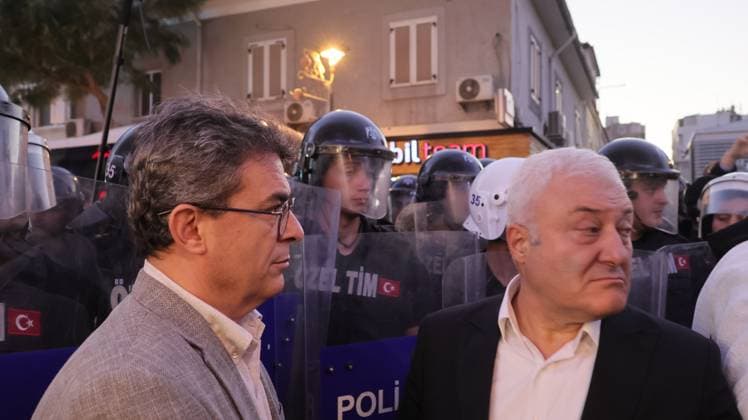 Police block protest march over political defections in Izmir IZMIR, TURKEY, OCTOBER 5, 2026: Police officers block demonstrators during a protest organized by the Izmir Labor and Democracy Forces on Cyprus Martyrs Street against the transfer of elected mayors to the ruling AKP and amid claims that Izmir Mayor Cemil Tugay could also join the party. After negotiations with police, demonstrators proceeded toward the Turkan Saylan Cultural Center under restrictions on banners and slogans, where the Izmir Bar Association issued a statement criticizing political party defections and their impact on voters electoral choices. Ä°zmir Türkiye Copyright: x xTurgayxKilicx xJNAxPressx