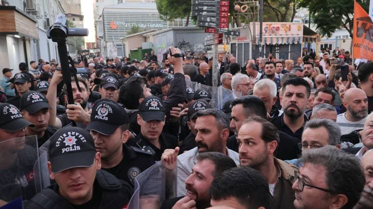 October 5, 2026, °Zmir, To¼rkiye: IZMIR, TURKEY, OCTOBER 5, 2026: Police officers block demonstrators during a protest organized by the Izmir Labor and Democracy Forces on Cyprus Martyrs Street against the transfer of elected mayors to the ruling AKP and amid claims that Izmir Mayor Cemil Tugay could also join the party. After negotiations with police, demonstrators proceeded toward the Turkan Saylan Cultural Center under restrictions on banners and slogans, where the Izmir Bar Association issued a statement criticizing political party defections and their impact on voters electoral choices. °Zmir Türkiye - ZUMAq101 20261005_zna_q101_031 Copyright: xTurgayxKilicx