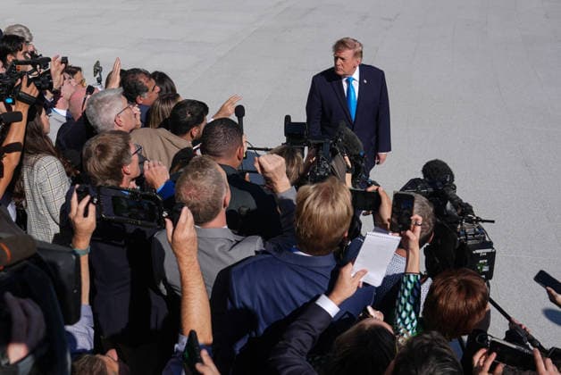 President Trump departs White House for Nebraska midterm campaign rally WASHINGTON, D.C., UNITED STATES - OCTOBER 05: U.S. President Donald Trump speaks to press members before boarding Marine One on the South Lawn of the White House in Washington, D.C., on October 5, 2026. Trump is traveling to Nebraska to attend a midterm campaign rally. Mehmet Eser Anadolu Washington, D.C. United States. Editorial use only. Please get in touch for any other usage.  Copyright: x2026xAnadoluxMehmetxEserx