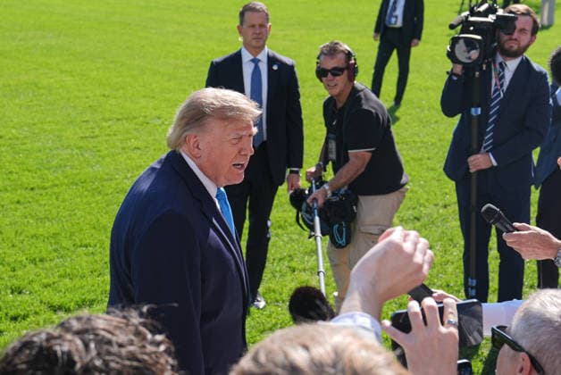 President Trump departs White House for Nebraska midterm campaign rally WASHINGTON, D.C., UNITED STATES - OCTOBER 05: U.S. President Donald Trump speaks to press members before boarding Marine One on the South Lawn of the White House in Washington, D.C., on October 5, 2026. Trump is traveling to Nebraska to attend a midterm campaign rally. Mehmet Eser Anadolu Washington, D.C. United States. Editorial use only. Please get in touch for any other usage.  Copyright: x2026xAnadoluxMehmetxEserx