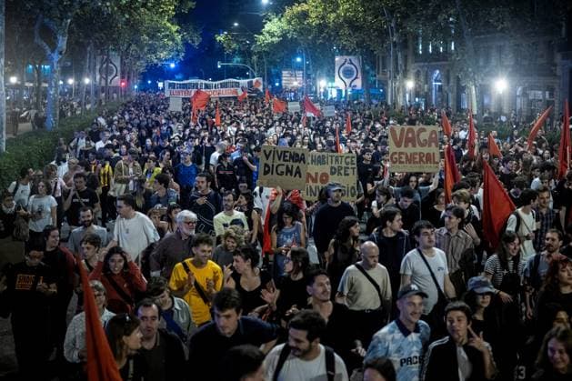 Sindicat de Llogateres Rally in Barcelona for the Right to Housing The housing rally organized by the Sindicat de Llogateres, on October 5, 2026, in Barcelona, Catalonia, Spain. The Tenants’ Union has called for a demonstration this afternoon in support of the right to housing after it was postponed from last Saturday due to rain. Lorena Sopê, BARCELONA, BARCELONA, Spain  Copyright: xLorenaxSopÃªnax 7823496