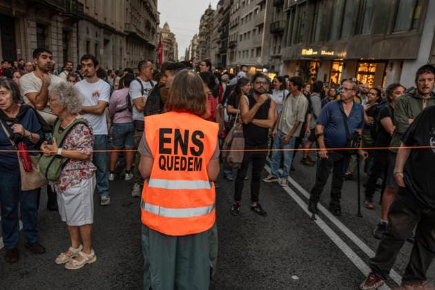 Demonstration for the right to housing in Barcelona - 05 Oct 2026 A member of the protest security team is seen wearing a vest with the slogan We re staying. . Mobilized by the Barcelona Tenants Union—and following the expiration of the Maricarmen decree that regulated the right to housing—thousands of people have demonstrated in central Barcelona, ??calling for a general strike. Barcelona Spain Copyright: xPacoxFreirex xSOPAxImagesx p_freire_05102026-DSCF0223