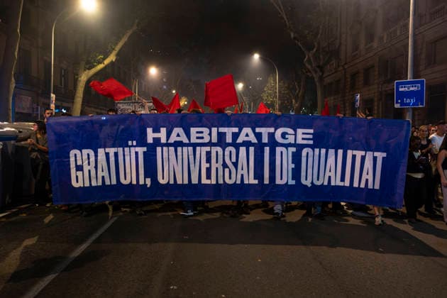Demonstration for the right to housing in Barcelona - 05 Oct 2026 A large banner demanding free, universal, and quality housing is seen during the demonstration. Mobilized by the Barcelona Tenants Union—and following the expiration of the Maricarmen decree that regulated the right to housing—thousands of people have demonstrated in central Barcelona, ??calling for a general strike. Barcelona Spain Copyright: xPacoxFreirex xSOPAxImagesx p_freire_05102026-DSCF0288