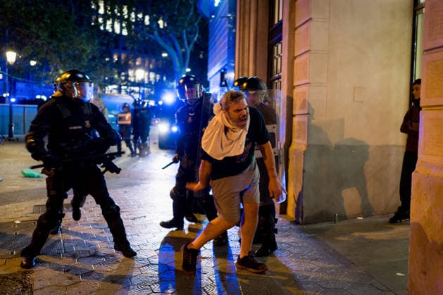 Protests against the housing crisis in Barcelona, Spain - 05 Oct 2026 Riot police are seen charging against a man during the demonstration. Demonstrations were called in cities all over Spain following the eviction of Mari Carmen, an 87 years woman evicted from her apartment after it was bought by a real estate agency, and the Spanish parliamentís rejection of a decree aimed at strengthening protections for tenants. Barcelona Spain Copyright: xDavidexBonaldox xSOPAxImagesx DBONALDO-2066