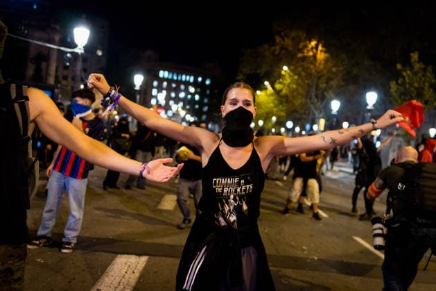 Protests against the housing crisis in Barcelona, Spain - 05 Oct 2026 Protesters are seen raising their hands during the demonstration. Demonstrations were called in cities all over Spain following the eviction of Mari Carmen, an 87 years woman evicted from her apartment after it was bought by a real estate agency, and the Spanish parliamentís rejection of a decree aimed at strengthening protections for tenants. Barcelona Spain Copyright: xDavidexBonaldox xSOPAxImagesx DBONALDO-2071