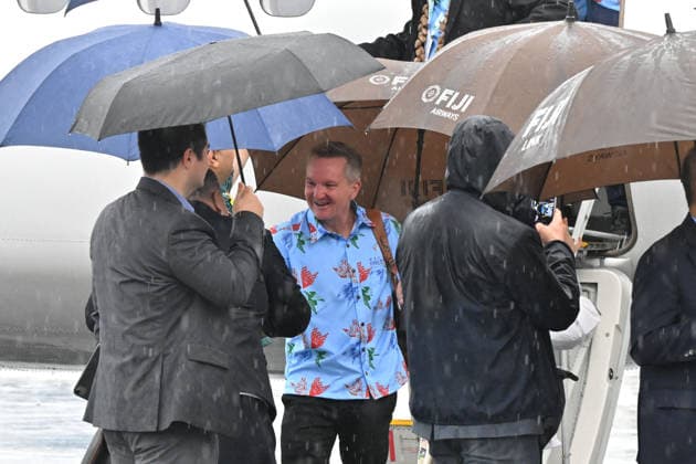 ANTHONY ALBANESE PRECOP MEETING, Australia™s Minister for Climate Change Chris Bowen arrives at a traditional welcome ceremony during the Pre-Cop31 meeting in Tuvalu, Tuesday, October 6, 2026. ( NO ARCHIVING Funafuti Tuvalu  Copyright: xMICKxTSIKASx 20261006199824733056