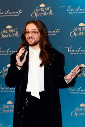 Riccardo Simonetti at the press conference for the 2027 Semper Opera Ball, themed Vivi il momento: A Night in Elbflorenz, at the Hotel Taschenbergpalais Kempinski Dresden, Dresden, October 5, 2026 Foto:xM.xWehnertx xFuturexImagex semperopernball_6011