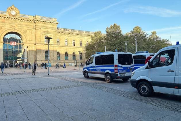Magdeburg, Saxony-Anhalt, Germany, October 6, 2026: Inaugural session of the state parliament. Police are already stationed in front of the main train station, keeping an eye out for people arriving. Copyright: xdtsxNachrichtenagenturx dts_137206