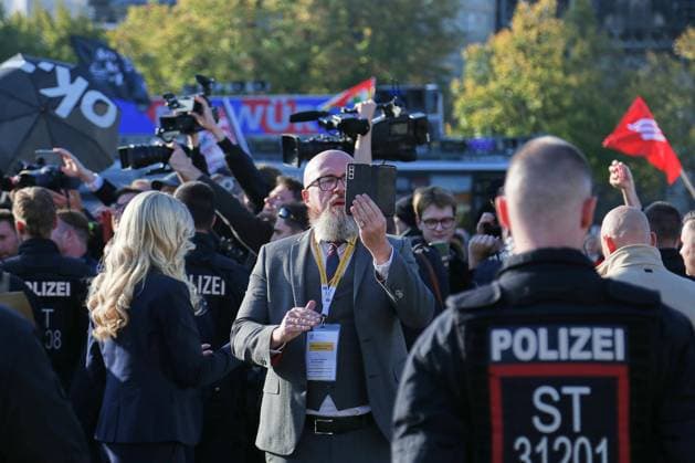 Magdeburg, Saxony-Anhalt, Germany, October 6, 2026: Inaugural session of the state parliament. AfD politician Hans Thomas Tillschneider stands in front of demonstrators on Domplatz. Copyright: xdtsxNachrichtenagenturx dts_137213