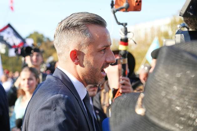 Magdeburg, Saxony-Anhalt, Germany, October 6, 2026: Inaugural session of the state parliament. AfD politician Ulrich Siegmund approaches demonstrators on Domplatz and gives interviews. Copyright: xdtsxNachrichtenagenturx dts_137221