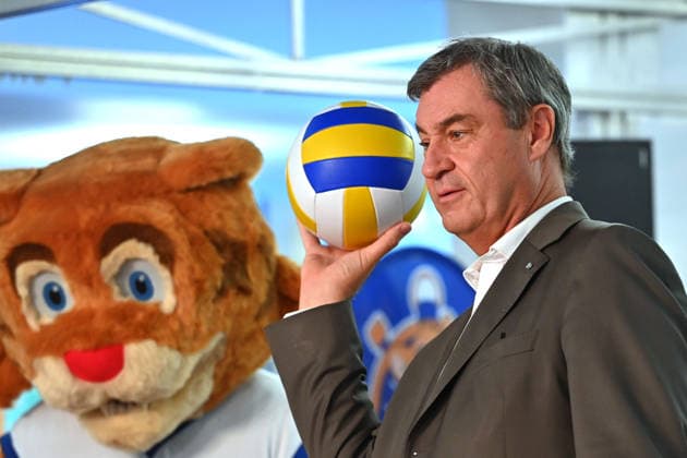 Markus SOEDER, Minister-President of Bavaria and CSU Chairman, throws a ball. Markus SOEDER, Minister-President of Bavaria and CSU Chairman, visits the Sports Elementary School on Margarethe Danzi Street in MMunich to learn about successful prevention and health promotion in