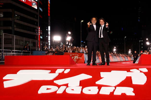 (L to R) Director Alejandro Gonzalez Inarritu and actor Tom Cruise pose for photos at the Digger Japan premiere on October 6, 2026, in Tokyo, Japan. The duo met with enthusiastic fans and signed autographs on the red carpet in the heart of Tokyo s Ginza district.  aflo_353757838