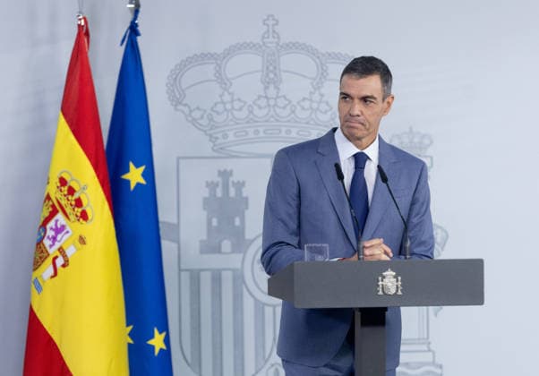 Sánchez Addresses the Press After the Cabinet Meeting Prime Minister Pedro Sánchez during a press conference following the Cabinet meeting at the Moncloa Palace on October 6, 2026, in Madrid, Spain. The Council of Ministers has once again approved the housing decrees, with some changes, which were rejected by Congress last Friday, October 2. The government’s plan is that, after Parliament is dissolved, these decrees will be voted on by the Permanent Deputation, where it could secure the majority needed to pass them. OCTOBER 6, 2026, Madrid, Madrid, Spain  Copyright: xEduardoxParrax 7824169