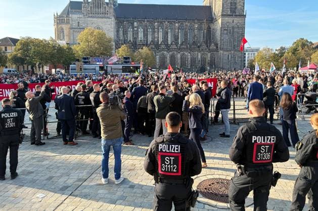 Magdeburg, Saxony-Anhalt, Germany, October 6, 2026: Inaugural session of the state parliament. On Domplatz, demonstrators stand in front of the state parliament building to protest against the AfD and read aloud from the Basic Law. Copyright: xdtsxNachrichtenagenturx dts_137264