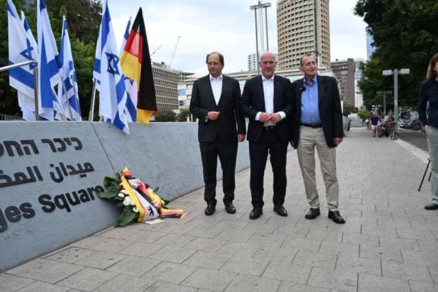 Berlin mayor joins October 7 memorial in Tel Aviv TEL AVIV, ISRAEL, OCTOBER 6, 2026: Tel Aviv-Yafo Mayor Ron Huldai, Berlin Governing Mayor Kai Wegner and German Ambassador to Israel Alexander Graf Lambsdorff lay a memorial wreath at Hostages Square in Tel Aviv ahead of the third anniversary of the October 7, 2023 attacks. Wegner is visiting Israel from October 6 to 8 for meetings and commemorative events aimed at strengthening ties between Berlin and Tel Aviv. TEL AVIV Israel Copyright: x xPaulinaxPatimerx xJNAxPressx