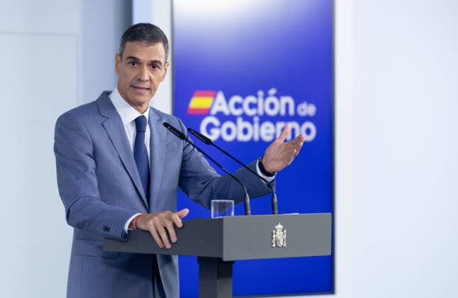 Sánchez Addresses the Press After the Cabinet Meeting Prime Minister Pedro Sánchez during a press conference following the Cabinet meeting at the Moncloa Palace on October 6, 2026, in Madrid, Spain. The Council of Ministers has once again approved the housing decrees, with some changes, which were rejected by Congress last Friday, October 2. The government’s plan is that, after Parliament is dissolved, these decrees will be voted on by the Permanent Deputation, where it could secure the majority needed to pass them. OCTOBER 6, 2026, Madrid, Madrid, Spain  Copyright: xEduardoxParrax 7824276