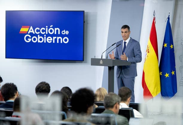 Sánchez Addresses the Press After the Cabinet Meeting Prime Minister Pedro Sánchez during a press conference following the Cabinet meeting at the Moncloa Palace on October 6, 2026, in Madrid, Spain. The Council of Ministers has once again approved the housing decrees, with some changes, which were rejected by Congress last Friday, October 2. The government’s plan is that, after Parliament is dissolved, these decrees will be voted on by the Permanent Deputation, where it could secure the majority needed to pass them. OCTOBER 6, 2026, Madrid, Madrid, Spain  Copyright: xEduardoxParrax 7824280