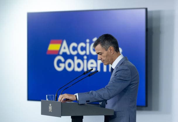 Sánchez Addresses the Press After the Cabinet Meeting Prime Minister Pedro Sánchez during a press conference following the Cabinet meeting at the Moncloa Palace on October 6, 2026, in Madrid, Spain. The Council of Ministers has once again approved the housing decrees, with some changes, which were rejected by Congress last Friday, October 2. The government’s plan is that, after Parliament is dissolved, these decrees will be voted on by the Permanent Deputation, where it could secure the majority needed to pass them. OCTOBER 6, 2026, Madrid, Madrid, Spain  Copyright: xEduardoxParrax 7824281