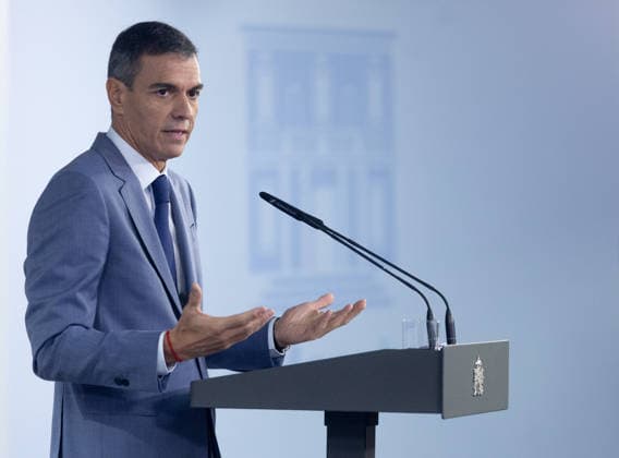 Sánchez Addresses the Press After the Cabinet Meeting Prime Minister Pedro Sánchez during a press conference following the Cabinet meeting at the Moncloa Palace on October 6, 2026, in Madrid, Spain. The Council of Ministers has once again approved the housing decrees, with some changes, which were rejected by Congress last Friday, October 2. The government’s plan is that, after Parliament is dissolved, these decrees will be voted on by the Permanent Deputation, where it could secure the majority needed to pass them. OCTOBER 6, 2026, Madrid, Madrid, Spain  Copyright: xEduardoxParrax 7824277