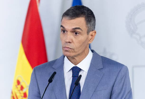 Sánchez Addresses the Press After the Cabinet Meeting Prime Minister Pedro Sánchez during a press conference following the Cabinet meeting at the Moncloa Palace on October 6, 2026, in Madrid, Spain. The Council of Ministers has once again approved the housing decrees, with some changes, which were rejected by Congress last Friday, October 2. The government’s plan is that, after Parliament is dissolved, these decrees will be voted on by the Permanent Deputation, where it could secure the majority needed to pass them. OCTOBER 6, 2026, Madrid, Madrid, Spain  Copyright: xEduardoxParrax 7824327