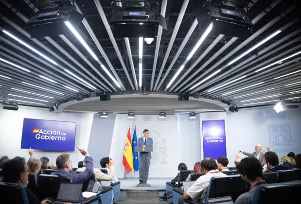 Sánchez Addresses the Press After the Cabinet Meeting Prime Minister Pedro Sánchez during a press conference following the Cabinet meeting at the Moncloa Palace on October 6, 2026, in Madrid, Spain. The Council of Ministers has once again approved the housing decrees, with some changes, which were rejected by Congress last Friday, October 2. The government’s plan is that, after Parliament is dissolved, these decrees will be voted on by the Permanent Deputation, where it could secure the majority needed to pass them. OCTOBER 6, 2026, Madrid, Madrid, Spain  Copyright: xEduardoxParrax 7824330