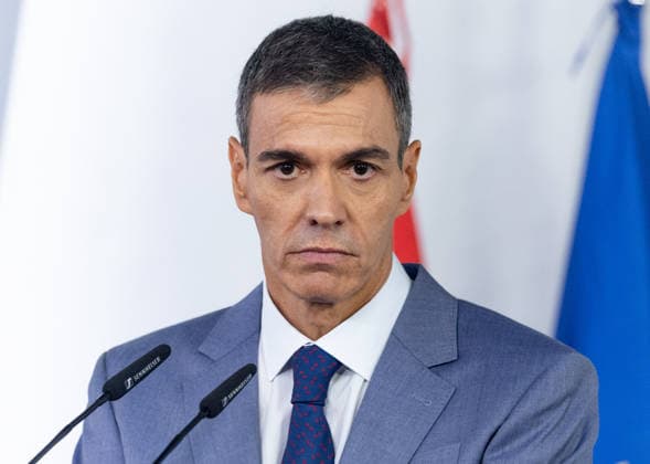 Sánchez Addresses the Press After the Cabinet Meeting Prime Minister Pedro Sánchez during a press conference following the Cabinet meeting at the Moncloa Palace on October 6, 2026, in Madrid, Spain. The Council of Ministers has once again approved the housing decrees, with some changes, which were rejected by Congress last Friday, October 2. The government’s plan is that, after Parliament is dissolved, these decrees will be voted on by the Permanent Deputation, where it could secure the majority needed to pass them. OCTOBER 6, 2026, Madrid, Madrid, Spain  Copyright: xEduardoxParrax 7824333