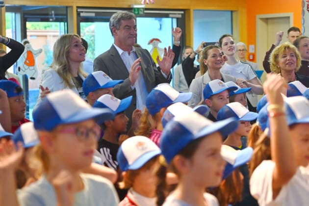 Markus SOEDER, Minister-President of Bavaria and CSU Chairman, visited the Sport Elementary School on Margarethe Danzi Street in Munich on October 6, 2026, together with Health Minister Judith Gerlach and Minister of Education and Cultural Affairs Anna Stolz, to learn more about successful prevention and health promotion in everyday school life in the r