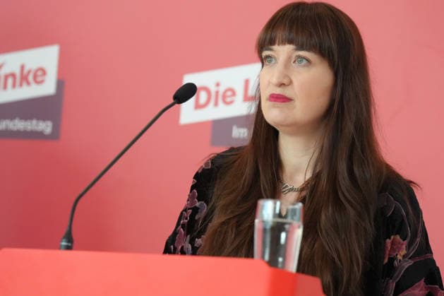 Press Statement by the Left Party (Die Linke) Parliamentary Caucus Ahead of the Bundestag Session Heidi Reichinnek of the Left Party (Die Linke) delivering a press statement ahead of the parliamentary caucus meeting at the German Bundestag, Berlin, October 6, 2026 Berlin Berlin Germany