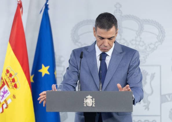 Sánchez Addresses the Press After the Cabinet Meeting Prime Minister Pedro Sánchez during a press conference following the Cabinet meeting at the Moncloa Palace on October 6, 2026, in Madrid, Spain. The Council of Ministers has once again approved the housing decrees, with some changes, which were rejected by Congress last Friday, October 2. The government’s plan is that, after Parliament is dissolved, these decrees will be voted on by the Permanent Deputation, where it could secure the majority needed to pass them. OCTOBER 6, 2026, Madrid, Madrid, Spain  Copyright: xEduardoxParrax 7824362