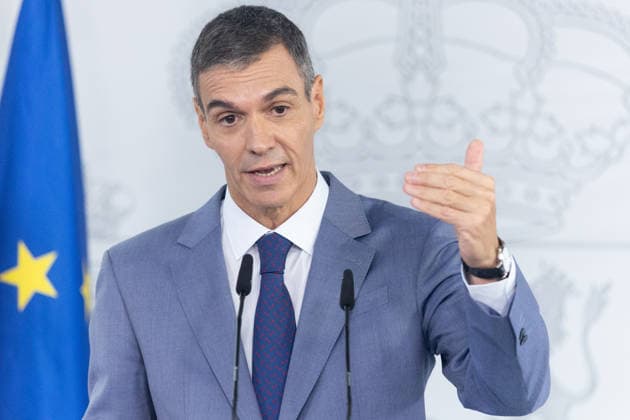 Sánchez Addresses the Press After the Cabinet Meeting Prime Minister Pedro Sánchez during a press conference following the Cabinet meeting at the Moncloa Palace on October 6, 2026, in Madrid, Spain. The Council of Ministers has once again approved the housing decrees, with some changes, which were rejected by Congress last Friday, October 2. The government’s plan is that, after Parliament is dissolved, these decrees will be voted on by the Permanent Deputation, where it could secure the majority needed to pass them. OCTOBER 6, 2026, Madrid, Madrid, Spain  Copyright: xEduardoxParrax 7824361