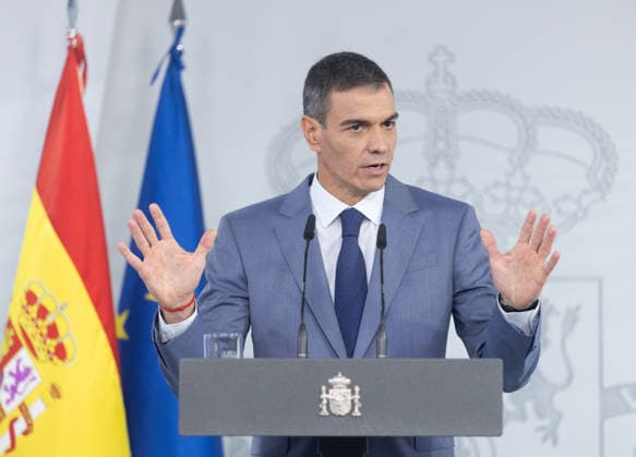 Sánchez Addresses the Press After the Cabinet Meeting Prime Minister Pedro Sánchez during a press conference following the Cabinet meeting at the Moncloa Palace on October 6, 2026, in Madrid, Spain. The Council of Ministers has once again approved the housing decrees, with some changes, which were rejected by Congress last Friday, October 2. The government’s plan is that, after Parliament is dissolved, these decrees will be voted on by the Permanent Deputation, where it could secure the majority needed to pass them. OCTOBER 6, 2026, Madrid, Madrid, Spain  Copyright: xEduardoxParrax 7824363