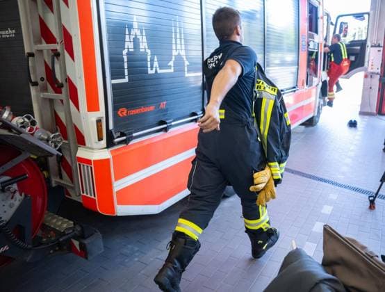 THÜRINGER LANDESREGIERUNG TRITT ERSTMALS ZUM SICHERHEITSKABINETT ZUSAMMEN ** NUR FÜR REDAKTIONELLE ZWECKE ** EDITORIAL USE ONLY **<p>06 10 2026-Erfurt: Die Thüringer Landesregierung kommt im Gefahrenabwehrzentrum Süd in Erfurt erstmals zu einem Sicherheitskabinett zusammen. Gemeinsam mit Vertretern der Sicherheitsbehörden und der Bundeswehr berät das Kabinett über den Schutz vor hybriden Bedrohungen, Cyberangriffen und Drohnen sowie über Krisenvorsorge und den Operationsplan Deutschland. Ministerpräsident Mario Voigt, Innenminister Georg Maier und Finanzministerin Katja Wolf informieren anschließend über die Ergebnisse. im Foto: Kurz vor Beginn der Regierungsmedienkonferenz muss die Feuerwehr zu einem Einsatz ausrücken. ( De Copyright: SaschaxFromm doc87wulwg5xbms71xxawg ,EDITORIAL USE ONLY