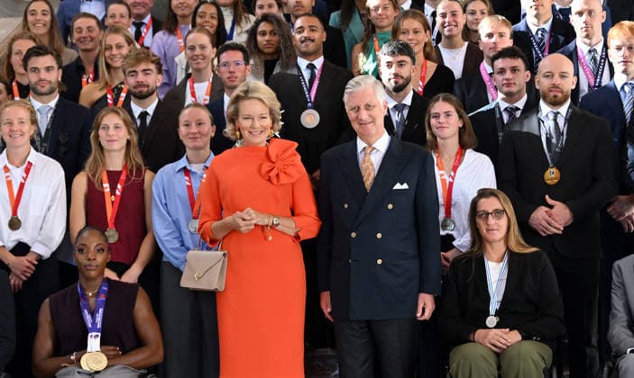 King Philippe and Queen Mathilde of Belgium receive athletes at Laeken Castle BRUSSELS, BELGIUM - OCTOBER 06: King Philippe and Queen Mathilde of Belgium pose for a family photo after receiving Belgian athletes who have achieved significant sporting success over the past two years at the Royal Castle of Laeken in Brussels, Belgium, on October 06, 2026. The reception brings together athletes who won medals at European and world championships in Olympic and Paralympic disciplines, as well as athletes who delivered outstanding performances on the international stage. Dursun Aydemir Anadolu Brussels Belgium. Editorial use only. Please get in touch for any other usage.  Copyright: x2026xAnadoluxDursunxAydemirx