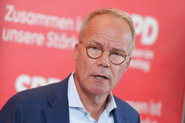 SPD press conference ahead of the parliamentary group meeting; SPD parliamentary group leader Matthias Miersch is pictured during a press statement ahead of the parliamentary group meeting at the German Bundestag, Berlin, October 6, 2026; Berlin, Berlin, Germany