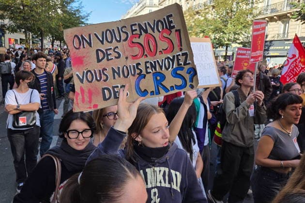 FRANCE, PARIS - OCTOBER 6, 2026: Students of high schools and universities come to city s streets to protest against overloaded schedule, shortage of teachers and other problems occured in the education system. In some places, protests have turned into riots and clashes with police officers. Dmitry Orlov TASS  98868612