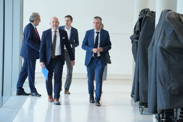 CDU and CSU Press Conference Ahead of the Parliamentary Group Meeting The two parliamentary group leaders, Alexander Hoffmann (CSU) and Thorsten Frei (CDU), walk energetically together through the hallways of the Reichstag building on their way to a press statement ahead of the parliamentary group meeting in the German Bundestag, Berlin, October 6, 2026, Berlin, Germany