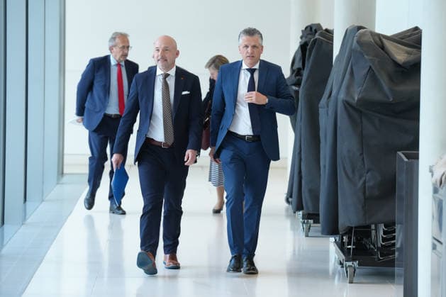 CDU and CSU Press Conference Ahead of the Parliamentary Group Meeting The two parliamentary group leaders, Alexander Hoffmann (CSU) and Thorsten Frei (CDU), walk energetically together through the hallways of the Reichstag building on their way to a press statement ahead of the parliamentary group meeting in the German Bundestag, Berlin, October 6, 2026, Berlin, Germany